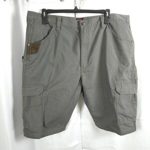 NWT Wrangler Relaxed Fit Cargo Shorts Men 44 Gray High Rise Cotton